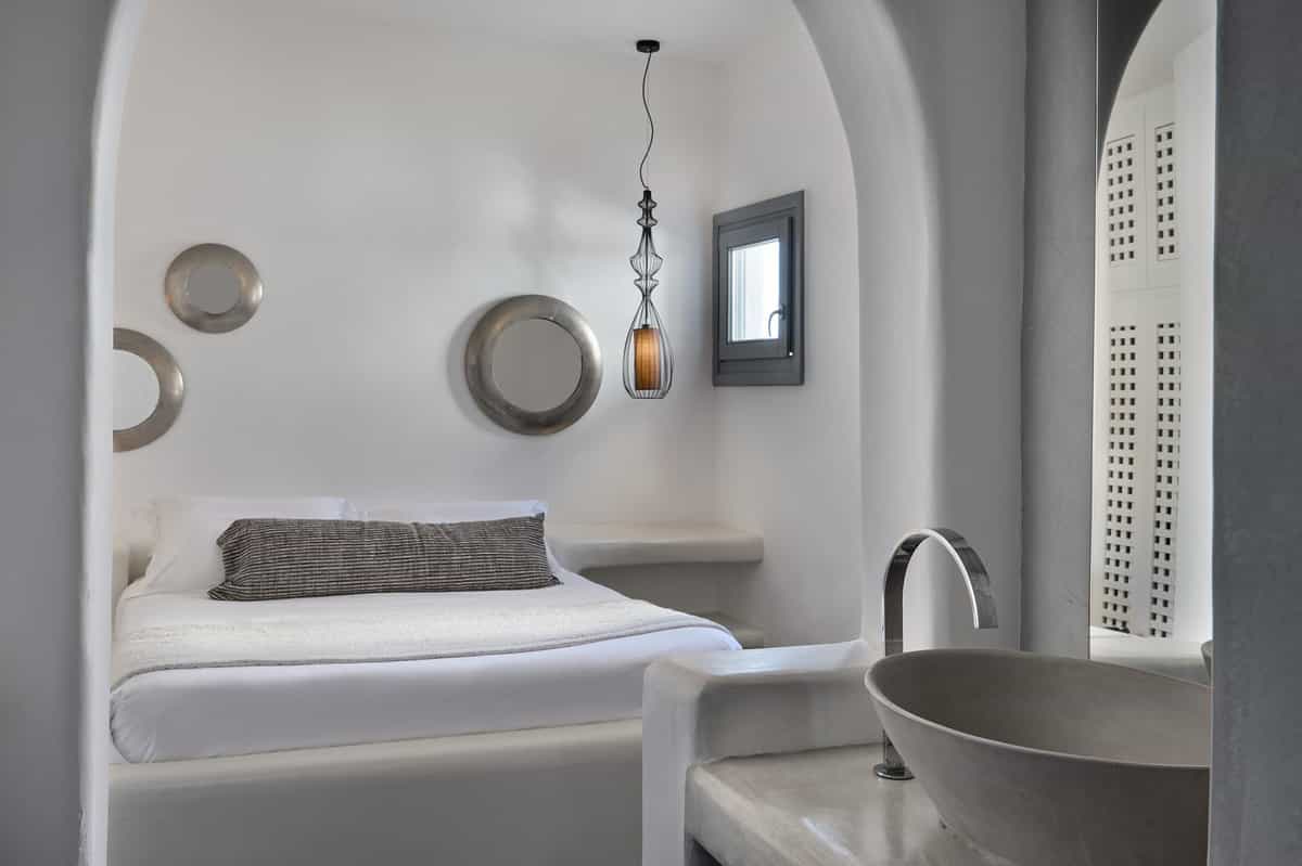 Room detail with mirror and decorative objects in cave suite