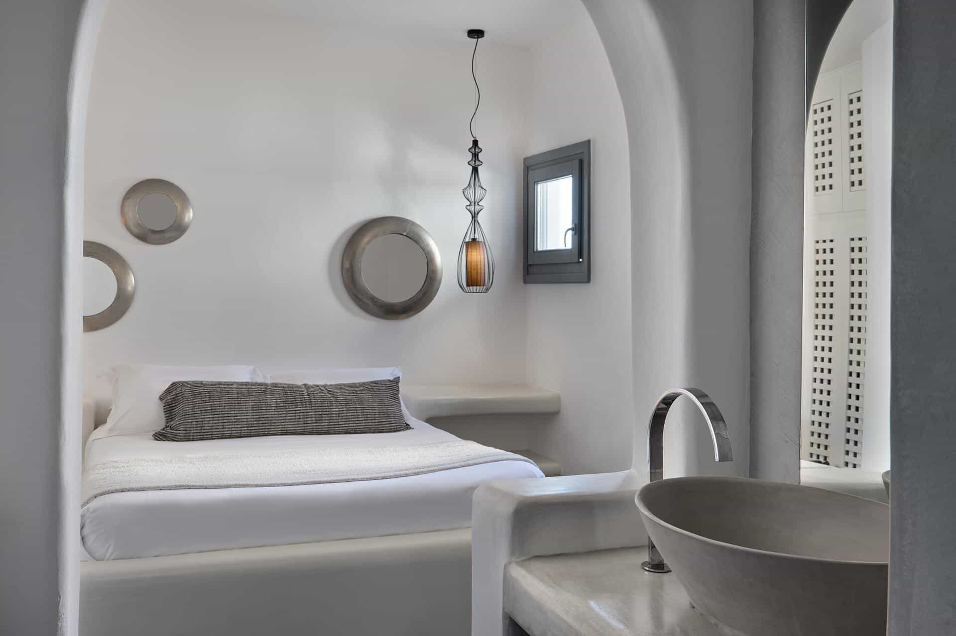 Room detail with mirror and decorative objects in cave suite