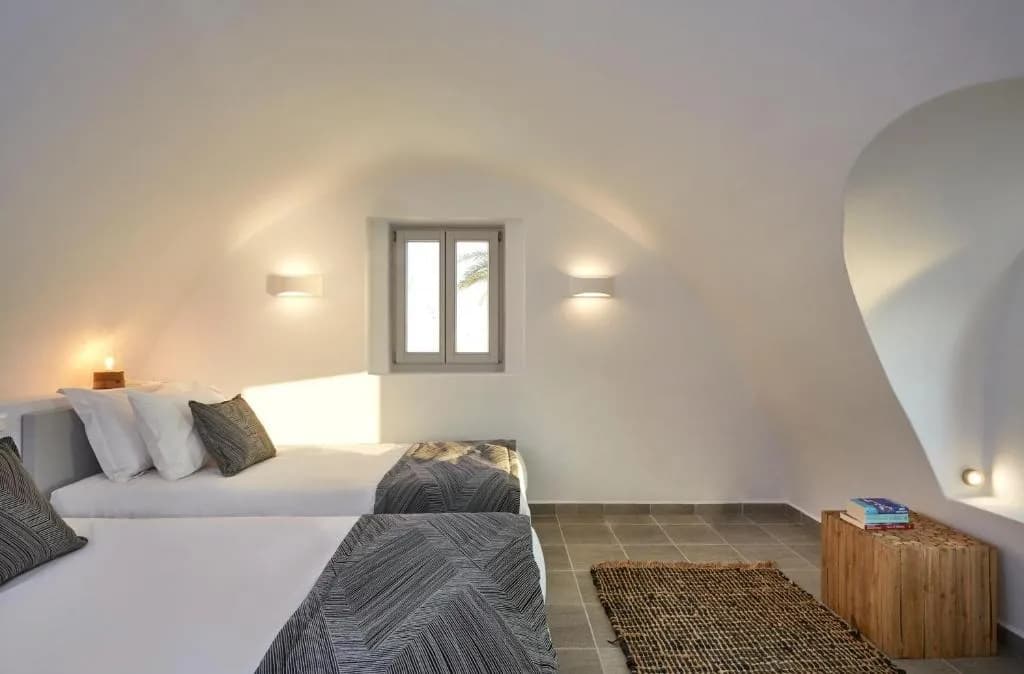 Cave room with a curved whitewashed ceiling at Aroma Suites in Fira