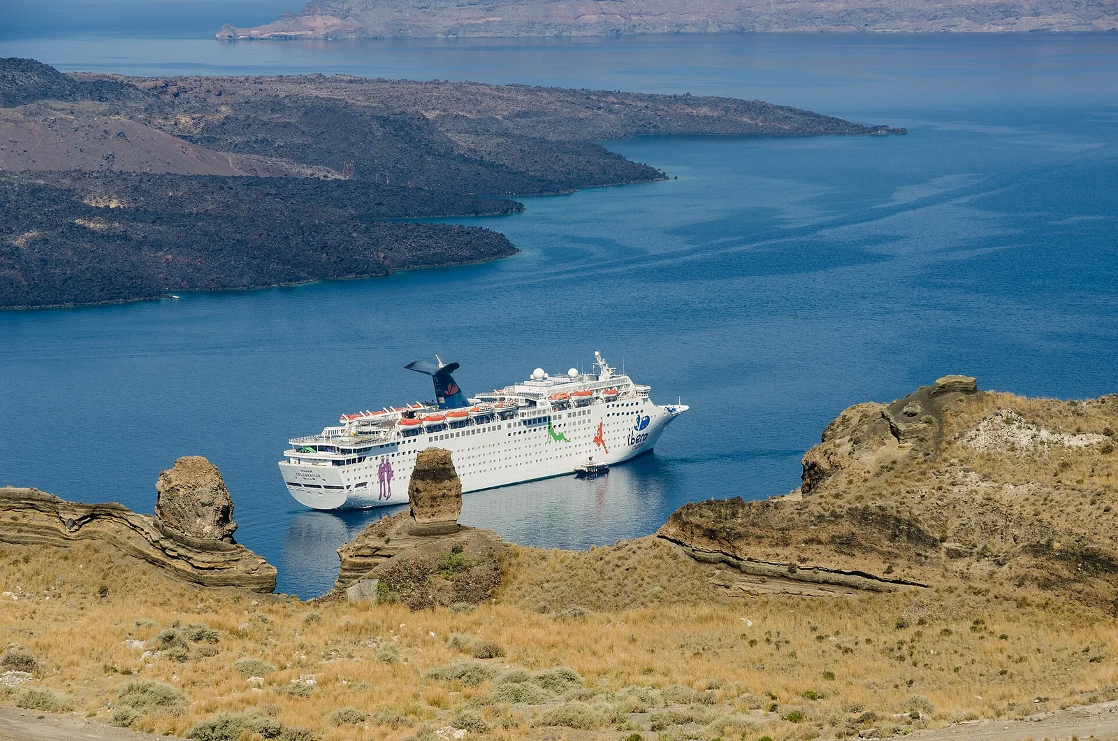 Cruise ship sailing through the caldera below the cliffs